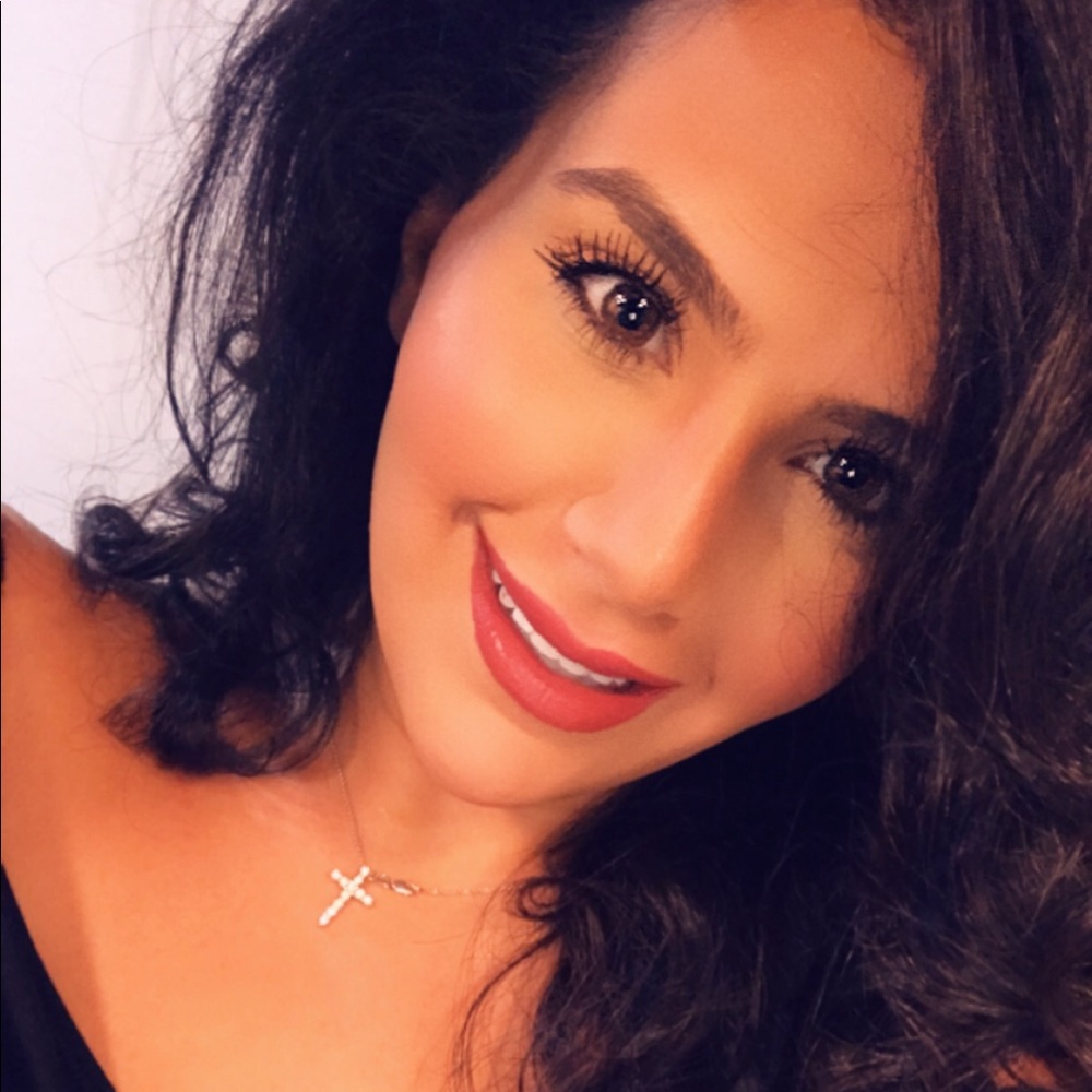 Meet your Posher, Donia